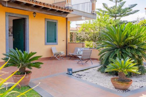 A garden outside Etna, mare e verde