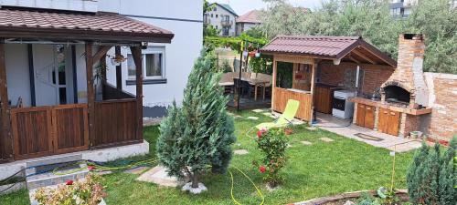 a backyard with a christmas tree and a house at Casa Alba in Mamaia Nord