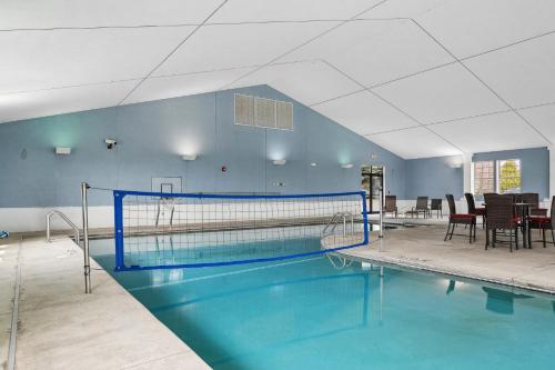 Kolam renang di atau dekat dengan Anchor Point Condo by Simple Life Rentals