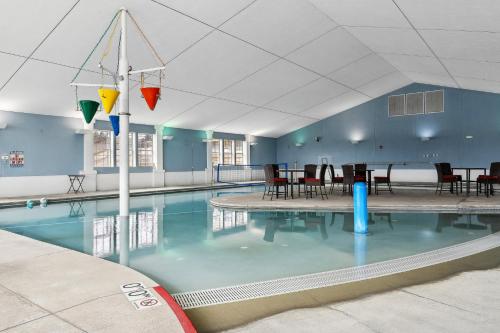 Kolam renang di atau dekat dengan Anchor Point Condo by Simple Life Rentals