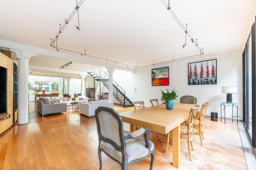 une salle à manger et un salon avec une table et des chaises dans l'établissement Large fully renovated 250m house, à Nantes