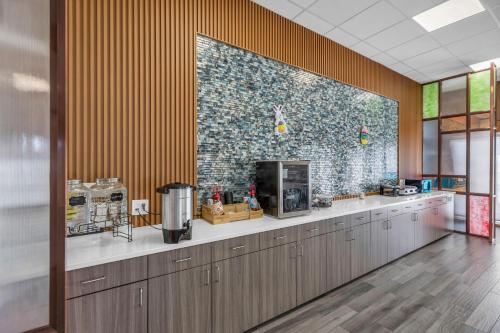 Utensilios para hacer té y café en KC Inn Hotel Kansas City