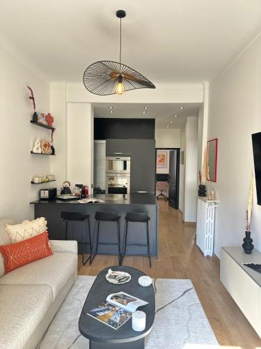 un salon et une cuisine avec un canapé et une table dans l'établissement Auber - T3 Refait à neuf centre de Nice, à Nice