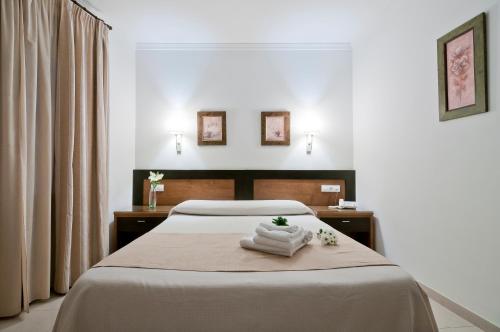 A bed or beds in a room at Hotel Restaurante Blanco y Verde