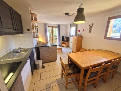 Photo de la galerie de l'établissement Bel apt 8 pers, 3 chambres, balcon, proche pistes - FR-1-265-336, à Modane