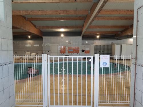 a gate in a room with a swimming pool at Mobil Home Ohana Camping du Ried in Boofzheim