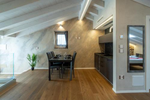 a kitchen and dining room with a table and chairs at Loft Roby in Peschiera del Garda