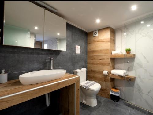 Ένα μπάνιο στο Serres Loft Apartment