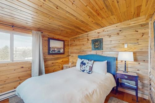 a bedroom with a bed in a log cabin at Grand Lake Cabin Escape in Grand Lake