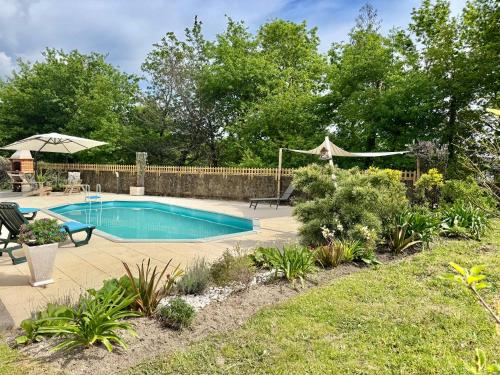 a swimming pool in a yard with a fence at Maison Miranda nord Portugal in Represas
