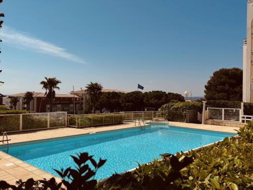 une piscine au milieu d'un immeuble dans l'établissement Sete T2 avec piscine, parking, proche des plages, à Sète