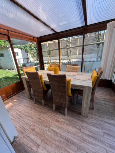 - un coin repas avec une table et des chaises sur la terrasse dans l'établissement Bessi - Maison de charme Trouville sur mer, à Trouville-sur-Mer