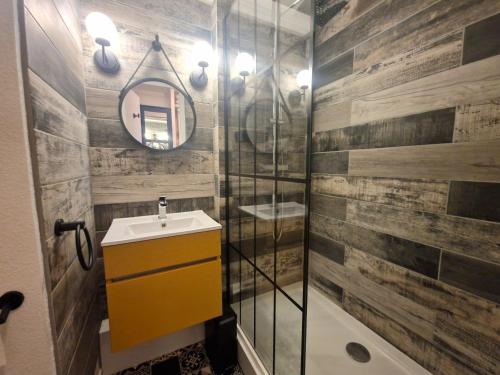 Photo de la galerie de l'établissement Studio 4 pers rénové, central Valfréjus, balcon - FR-1-265-363, à Modane