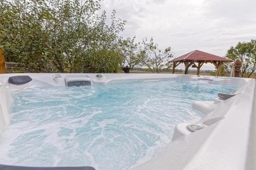 - un bain à remous avec un kiosque dans l'arrière-cour dans l'établissement Golf'inn saubusse, à Saubusse