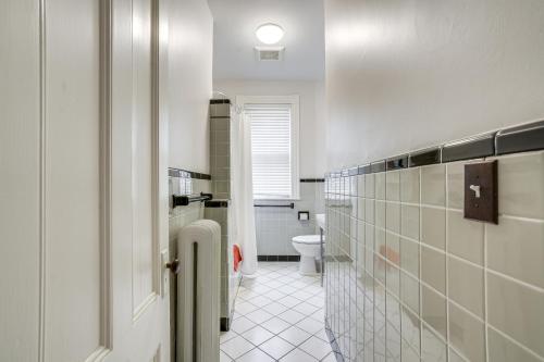 Ένα μπάνιο στο Walk to Harvard Square Apartment in Cambridge