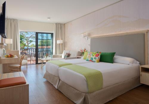 Postel nebo postele na pokoji v ubytování Hotel Jardín Tecina