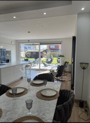 a kitchen and living room with a table and chairs at B&B Milena in Ypres