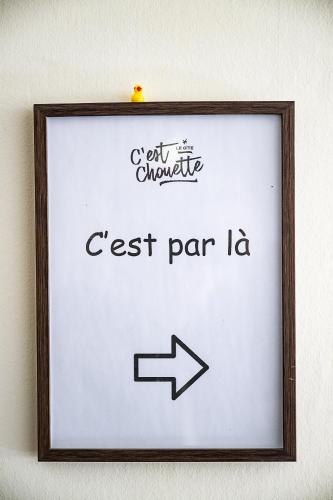 a sign on a wall with an exit arrow at C'est Chouette le gîte ! in Saint-Jodard