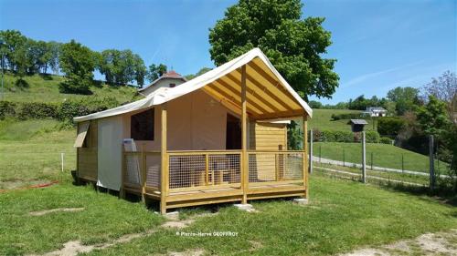 une petite cabine dans un champ d'herbe dans l'établissement Camping le Calatrin - Onlycamp, à Paladru