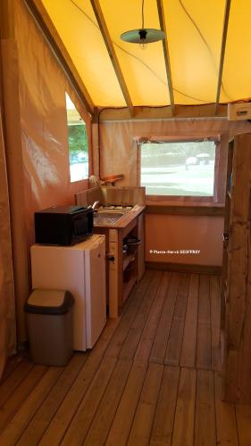 - une vue sur l'intérieur d'une cuisine dans une tente dans l'établissement Camping le Calatrin - Onlycamp, à Paladru