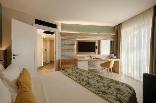 Televisyen dan/atau pusat hiburan di Sailor's Beach Club
