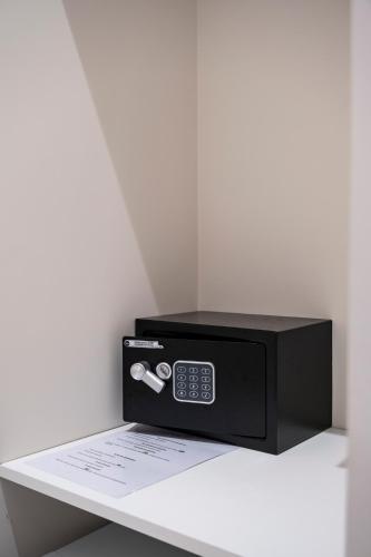 a black microwave oven sitting on a shelf at Villa Kora Suites&Pool in San Leone