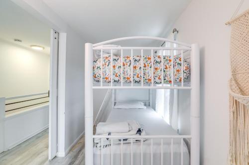 プリンストンにあるWalk to Campus and Palmer Square Dtwn Townhomeの白い壁の客室内の白いベビーベッド