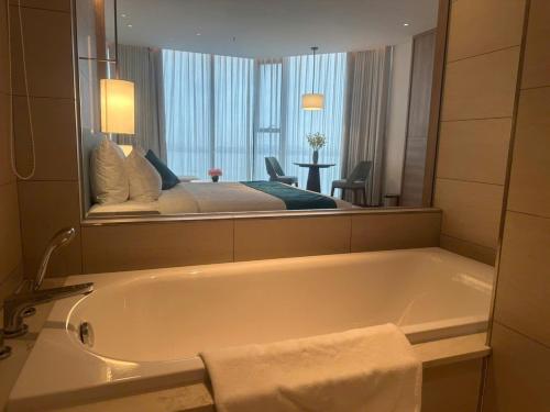 Ένα μπάνιο στο A La Carte Ha Long Bay - Sea View Apartment