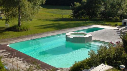 - une vue sur la piscine dans la cour dans l'établissement Villa spacieuse avec piscine à Le Chambon-sur-Lignon, au Chambon-sur-Lignon