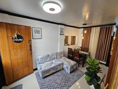 Χώρος καθιστικού στο Entire House with Bedroom with AC