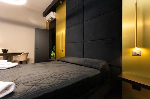 Postel nebo postele na pokoji v ubytování Black Room Suite and SPA