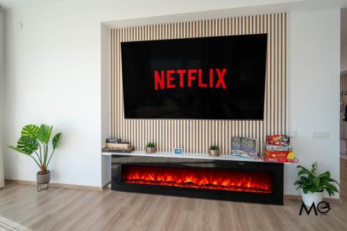 Μια τηλεόραση ή/και κέντρο ψυχαγωγίας στο MoHost Penthouse-Top Floor Luxury Mountains View-AC-