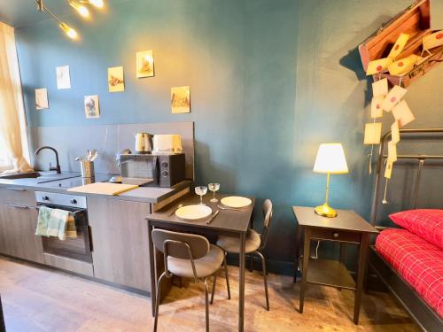 アラスにあるLe Studio Des Sorciers ! Hyper Centre Arrasの小さなキッチン(小さなテーブル、テーブル、椅子付)
