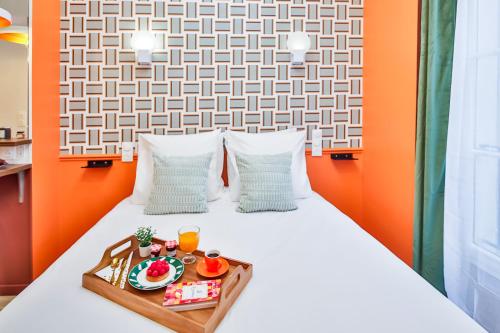 - un plateau/bouilloire sur un lit dans l'établissement WS Molitor - Auteuil, à Paris