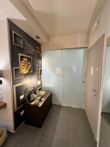 a bathroom with a black and white wall at Namuri Rooms in Giardini Naxos