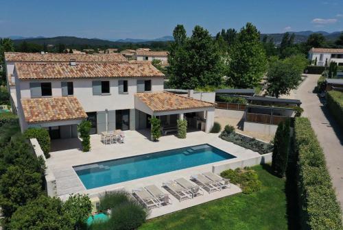 une vue aérienne d'une maison avec piscine dans l'établissement Villa Beaumont 84MONT, à Malaucène