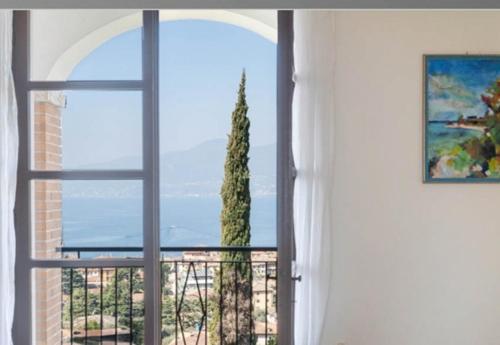 an open window with a view of a tree at Villa Maria Lake View,7 minuti a piedi dal centro, parcheggio privato in Torri del Benaco