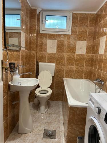 Bilik mandi di Podgorica Guesthouse(free transport to bus station)