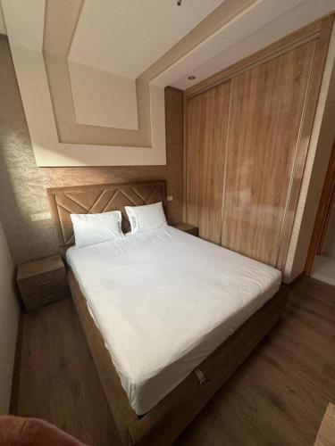 un lit avec deux oreillers dessus dans une chambre dans l'établissement Dar location luxury, à Meknès