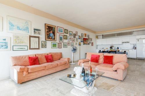 un salon avec deux canapés et une table en verre dans l'établissement Una Rosa Blu YourHostHelper, à Cannes