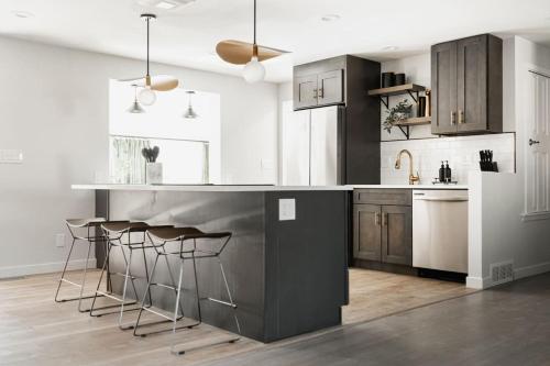 Η κουζίνα ή μικρή κουζίνα στο Luxe Home with Hot Tub Movie Room and Firepit Near Denver