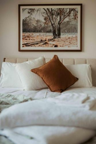 a bedroom with a bed with a picture on the wall at Pepik in Hawley Beach in Hawley Beach