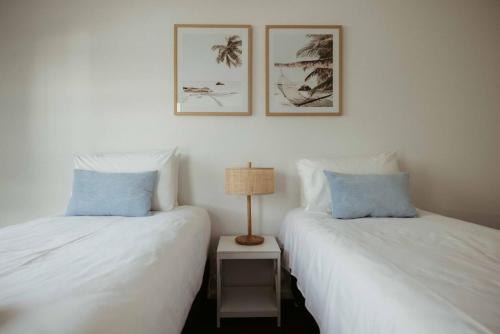 two beds sitting next to each other in a room at Pepik in Hawley Beach in Hawley Beach