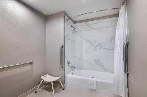Ένα μπάνιο στο Motel 6 Lake Charles, LA