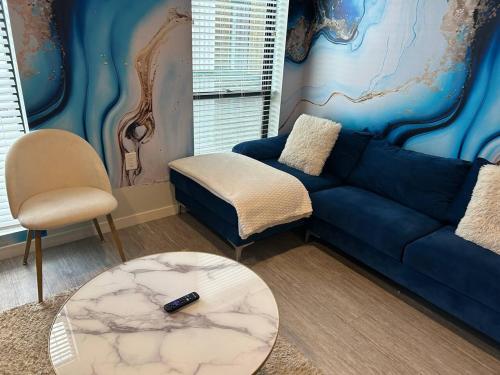 Χώρος καθιστικού στο Lightning Luxe Retreat