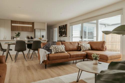 デボンポートにあるVerve New Home in Devonportのソファとテーブルのあるリビングルーム