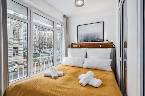 Una cama o camas en una habitación de TRABER APARTMENTS stilvoll, gemütlich & zentral