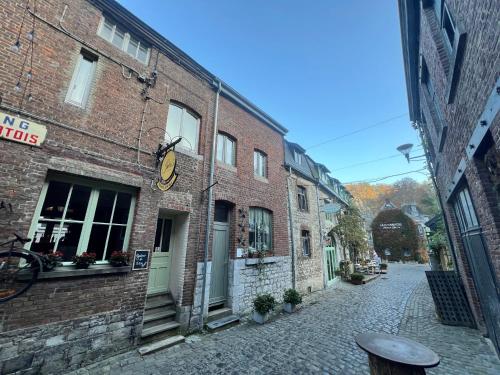 an alley in an old brick building at La Tete dans les Etoiles appartement in Durbuy
