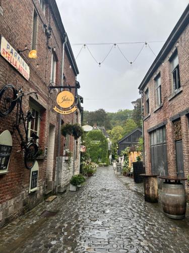 a cobblestone street in an alley between two buildings at La Tete dans les Etoiles appartement in Durbuy