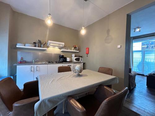 a kitchen and dining room with a table and chairs at La Tete dans les Etoiles appartement in Durbuy